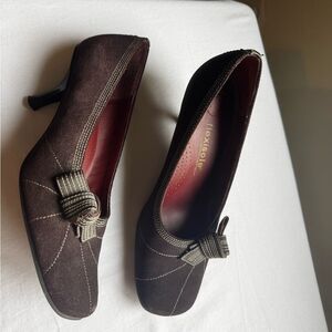 Y2K Rare Flexisole Pumps with a Bow Tie accent and a kitten heel style. size 7